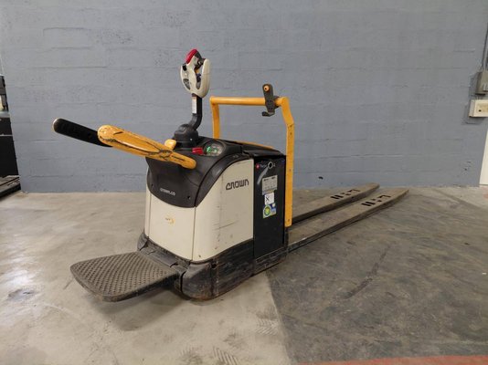 Transpallet con pedana Crown WT3060 - 1