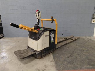 Transpallet con pedana Crown WT3060 - 1