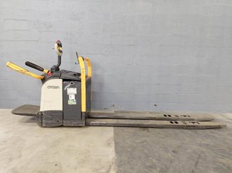 Transpallet con pedana Crown WT3060 - 3
