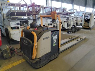 Transpallet con pedana Crown WT3060