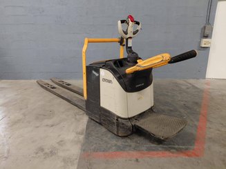 Transpallet con pedana Crown WT3060 - 4