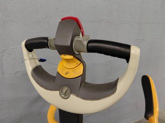 Transpallet con pedana Crown WT3060 - 7