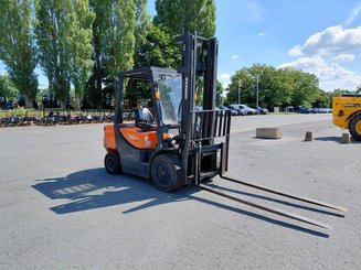 Carrello elevatore frontale a 4 ruote Doosan D30GP