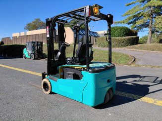 Carrello elevatore frontale a 3 ruote Yale ERP18VTL