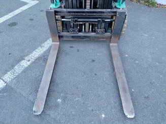 Carrello elevatore frontale a 3 ruote Yale ERP18VTL