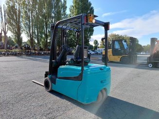 Carrello elevatore frontale a 3 ruote Yale ERP18VTL