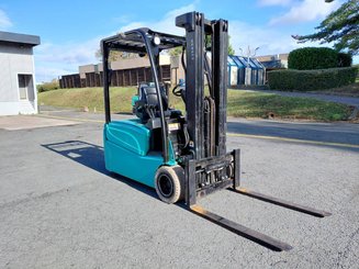 Carrello elevatore frontale a 3 ruote Yale ERP18VTL