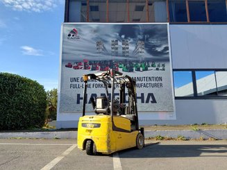 Carrello elevatore frontale a 3 ruote Yale ERP18VTL